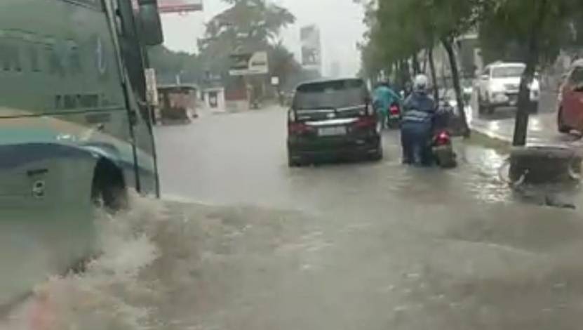 Hujan Deras Sejak Pagi, Sejumlah Jalan di Pekanbaru Banjir