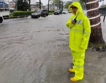 Kapolresta Pantau Langsung Titik Banjir Pekanbaru hingga Bantu Kendaraan Mogok