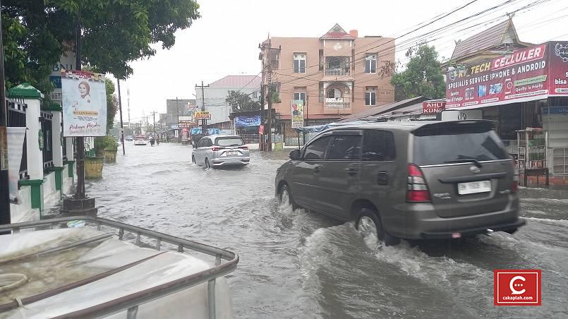Banjir di Jalan KH Ahmad Dahlan Pekanbaru, Banyak Pengendara Putar Arah