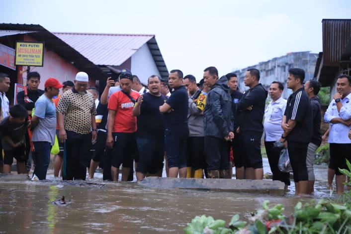 Tinjau Langsung Kondisi Banjir, Pj Walikota Pekanbaru Perintahkan Hal Ini