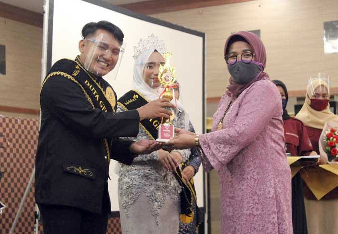 Ali Syahbansa dan Dinda Ayu Sabrina Terpilih Jadi Duta GenRe Riau 2020