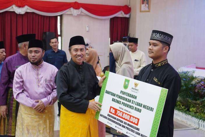 Diserahkan Gubernur Syamsuar, 100 Mahasiswa Riau Terima Beasiswa S1 Luar Negeri