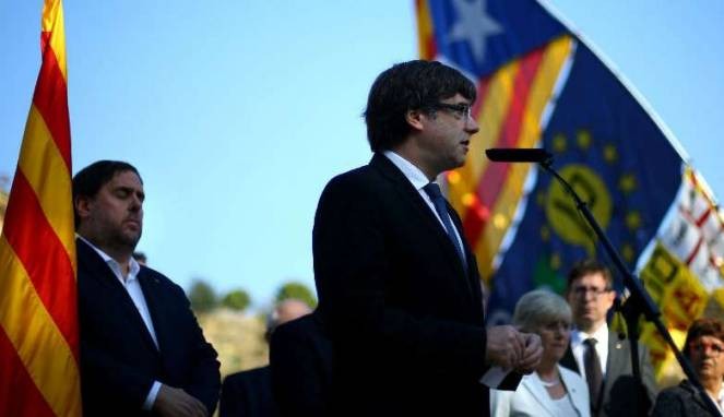 Pemimpin Catalunya Carles Puigdemont Menyerahkan Diri