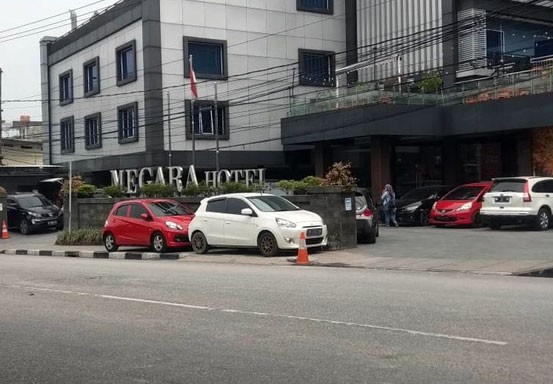 Mobil Parkir di Atas Pedestrian Jalan Ahmad Yani, Diduga Milik Tamu Megara Hotel