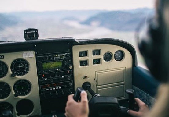 Pilot Dilarang Terbang karena Ketahuan Bawa Wanita ke Kokpit