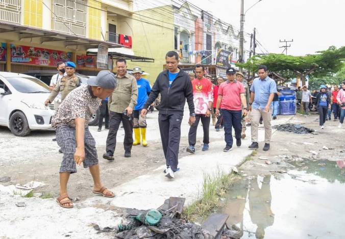 Muflihun Tinjau Jalan Rusak di Suka Karya, Ajak Masyarakat Galakkan Gotong Royong