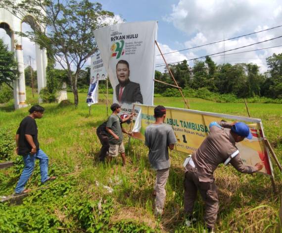 Langgar Aturan Kampanye, Bawaslu Rohul Turunkan Baliho dan Spanduk Caleg