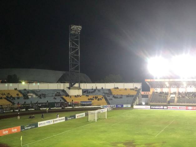 Lampu Stadion Mati Disambar Petir, Laga PSPS Riau vs Persiraja di Stadion Kaharuddin Nasution Molor