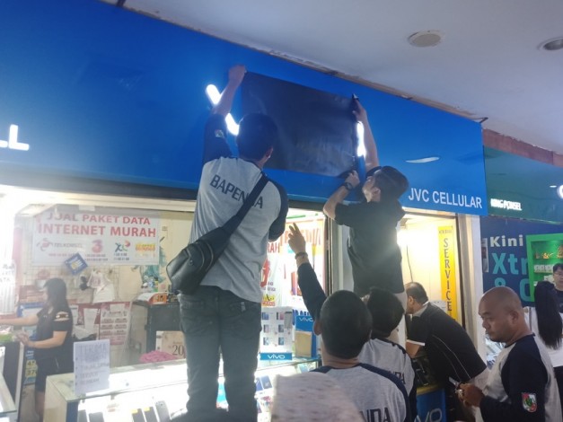 Menunggak Pajak, Bapenda Pekanbaru Tutup Merek Toko di Plaza Senapelan