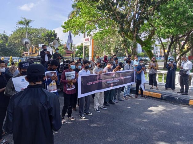 Pemuda dan Mahasiswa Unjukrasa di DPRD Riau, Tolak Permendikbud 30/2021