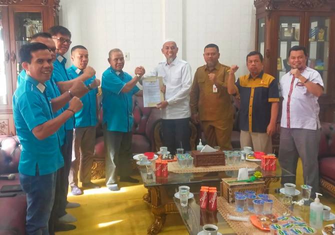 Terima SK Tuan Rumah Porprov X, KONI Riau Minta Dumai Sempurnakan Venue Cabor