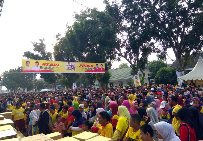 Dihadiri Ade Komarudin, Peserta Jalan Sehat SOKSI Riau Melimpah Ruah