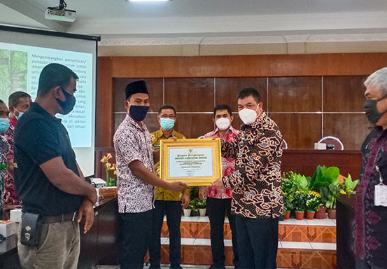 Pemprov Riau Beri Penghargaan Setia Lestari Bumi kepada Penggiat Lingkungan Berikut...