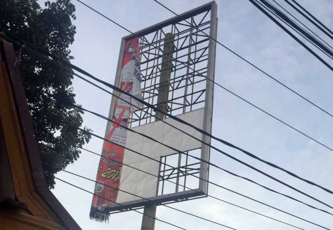 Baliho Rusak Dibiarkan Ganggu Pemandangan Kota Pekanbaru