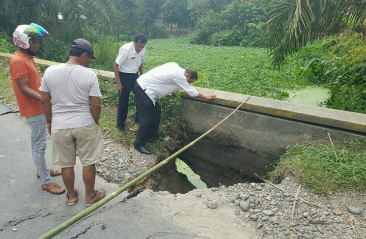 Jalan Nasional di Kuok Kembali Ambrol, Bupati Kampar Langsung Turun Tangan