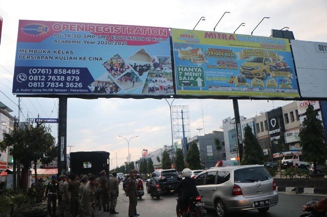 Iklan Bando di Jalan Tuanku Tambusai Pekanbaru Akhirnya Dicopot