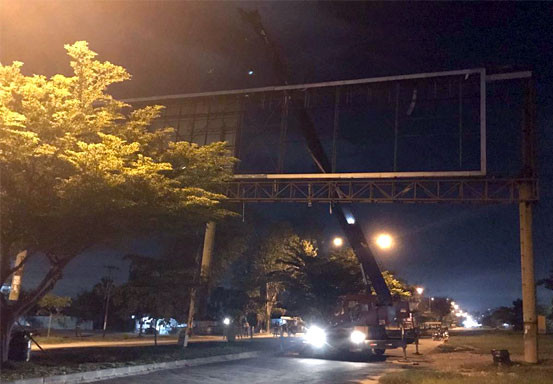 Bando yang Mengangkangi Jalan Soekarno Hatta Pekanbaru Ditebang