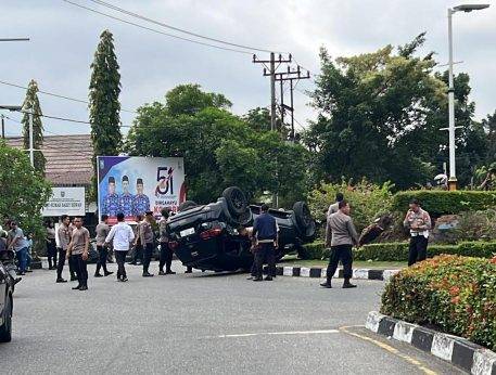 BREAKING NEWS! Mobil Pajero Terbalik di Bundaran Keris Pekanbaru