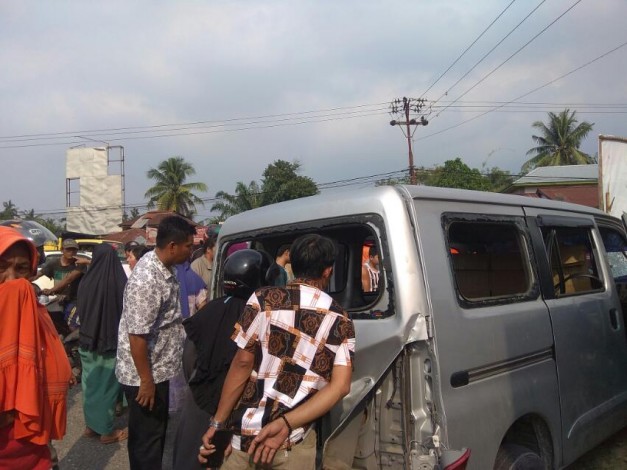 Mobil Pelaku Tabrak Lari di Kubang Jadi Tontonan Warga