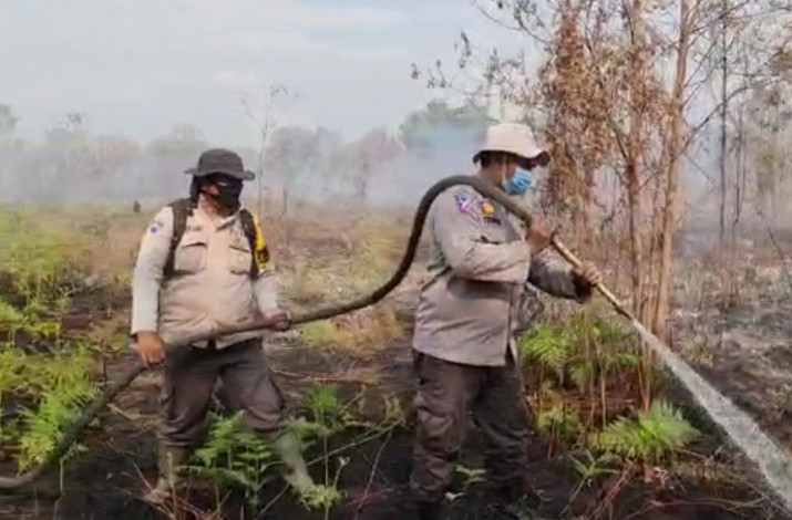 Kasatlantas Teguh Pimpin Pemadaman di Lahan Terbakar Kuala Kampar