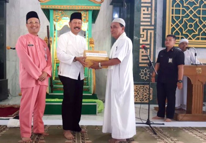 Penjabat Walikota Beri Bantuan Al Quran ke Masjid Raya