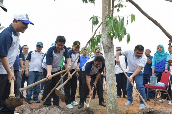 Bank Riau Kepri dan Pemprov Kepri Tanam 1000 Pohon Angsana