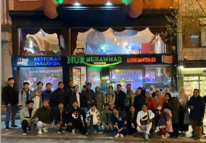 Berlatar Belakang Restoran, Walikota Firdaus serta Pejabat Pemko Pekanbaru Foto Bersama Mahasiswa di Turki