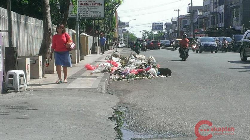 Warga Kesal, Hingga Siang Sampah Masih Menumpuk di Jalan Ahmad Yani