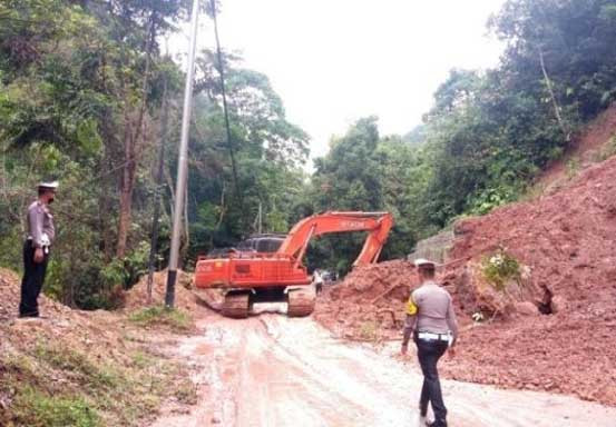 Antisipasi Longsor, PUPR Riau Siagakan Alat Berat saat Libur Lebaran