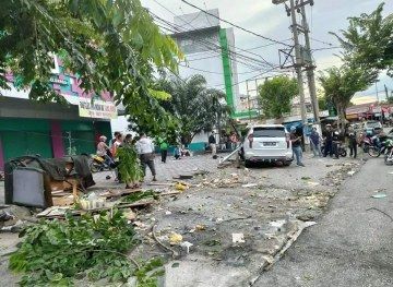 Hilang Kendali, Pajero Tabrak Warung dan Tiang Telkom di Jalan Imam Munandar Pekanbaru