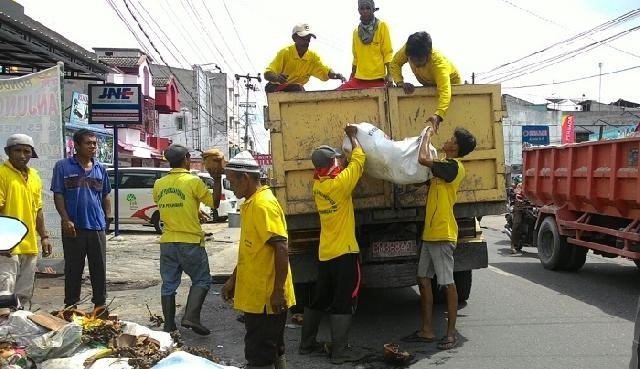 Selama Lebaran, Pasukan Kuning Tetap Angkut Sampah Pekanbaru