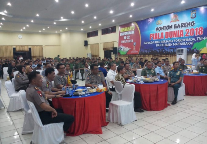 TNI-Polri di Riau Nobar Piala Dunia di Mako Brimob