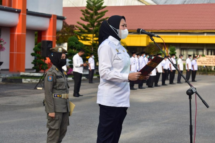 Rezita Pimpin Apel Perdana sebagai Bupati, Ingatkan ASN Disiplin dan Jaga Kebersihan