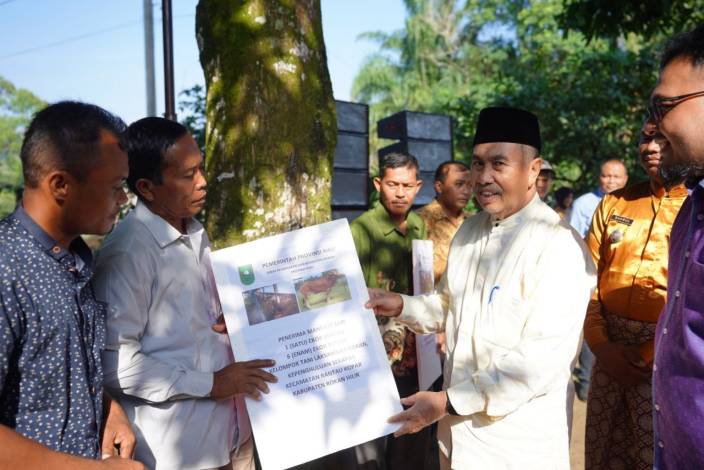 Gubernur Riau Serahkan Bantuan Hewan Ternak untuk Warga Tanjung Medan Rohil