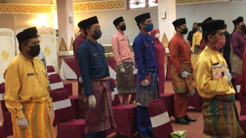 Pakai Pakaian Melayu, Gubernur Lantik 204 Pejabat Eselon IV Pemprov Riau 