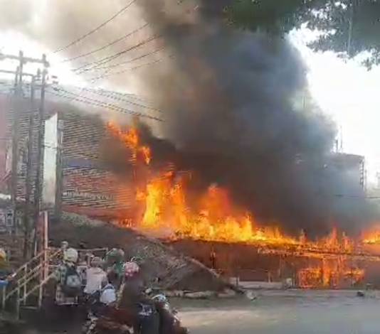 Breaking News: Rumah Makan di Hangtuah Pekanbaru Terbakar