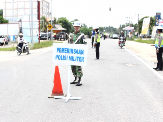Sub Denpom AD Razia Kendaraan Berstiker TNI di Jalan Lintas Sumatera Rohil