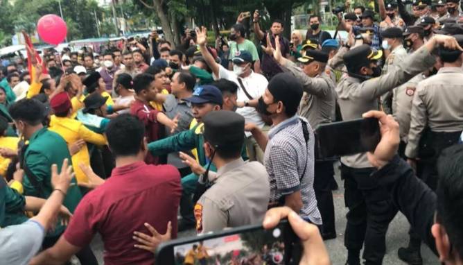 Unjuk Rasa di Gedung DPRD Riau Nyaris Bentrok, Mahasiswa Sempat Berhamburan