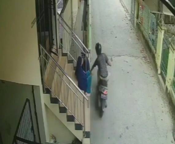 Aksi Maling Terekam CCTV Larikan Tas Wanita saat Duduk di Tangga Masjid