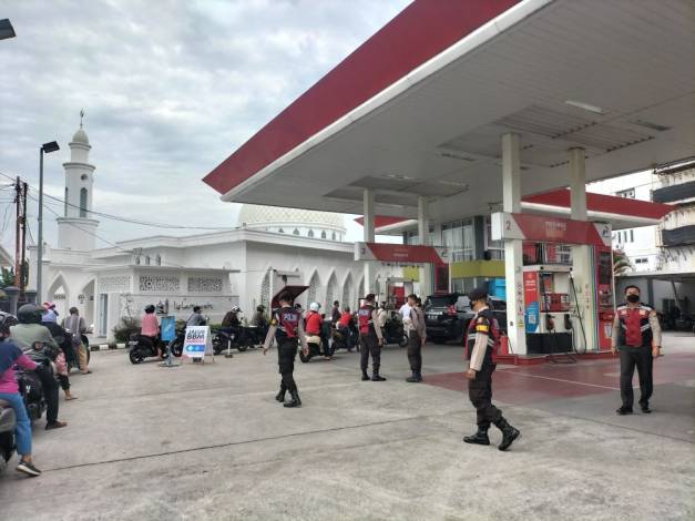 Pasca Kenaikan BBM Subsidi, Personel Polda Riau Pantau SPBU di Pekanbaru