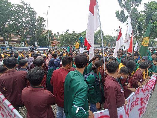 Mahasiswa Geruduk Gedung DPRD Riau, Tiga Tuntutan Ini harus Dipenuhi Pemerintah