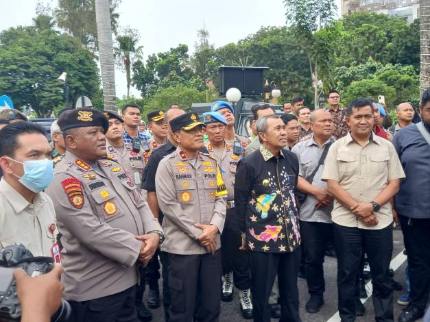 Bentang Spanduk Jumbo WANTED Gubernur Riau, Tak Lama Kemudian Syamsuar Temui Massa Aksi