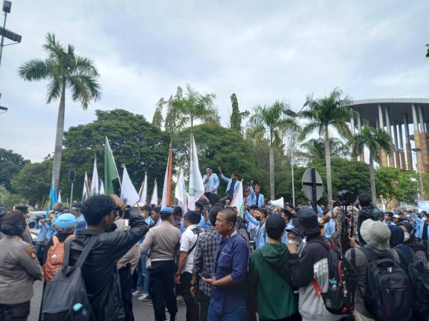 Ratusan Mahasiswa Unri Tiba di Kantor Gubernur Riau, Minta Bertemu Langsung dengan Syamsuar