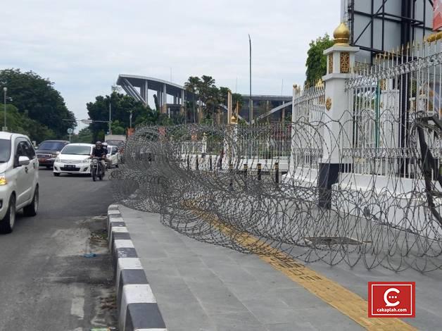 Jelang Kedatangan Pendemo, Kawat Berduri Dipasang di Depan Kantor Gubernur Riau