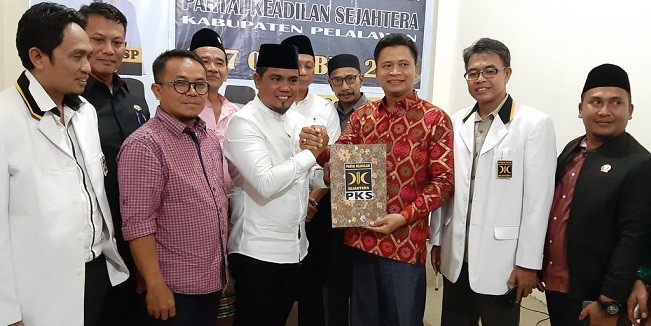 Maju Pilkada Pelalawan, Ketua PDIP Riau Mendaftar ke PKS