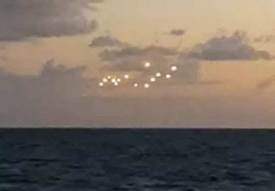 Diduga UFO, Pasukan Bercahaya Melayang di Tengah Lautan Amerika