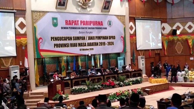 Eet Perkenalkan Kapolda Riau Baru Saat Pimpin Paripurna Perdana