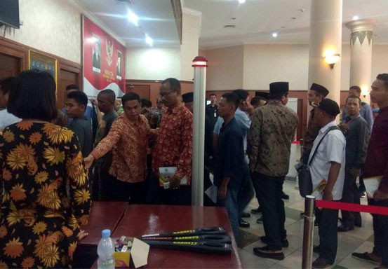 Pintu Masuk Sidang Paripurna Pelantikan Pimpinan DPRD Riau Dijaga Ketat