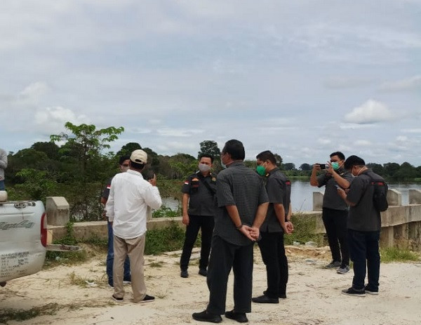 Kejati Riau Bawa Tenaga Ahli Cek Penyebab Ambruknya Turap Danau Tajwid di Pelalawan