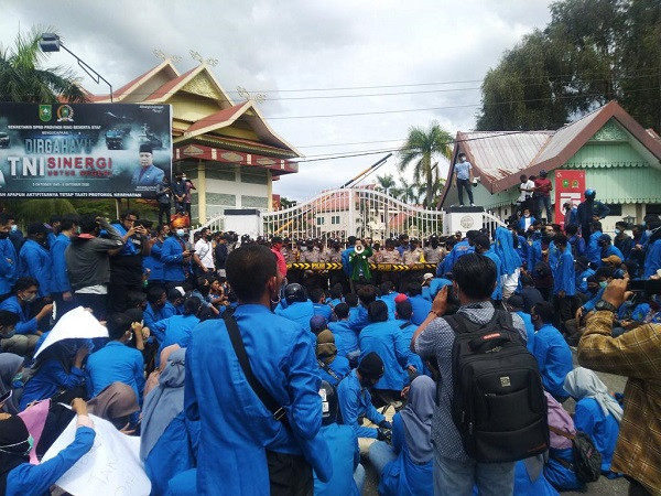 Mahasiswa Demo di DPRD Riau, Protes Pengesahan UU Cipta Kerja